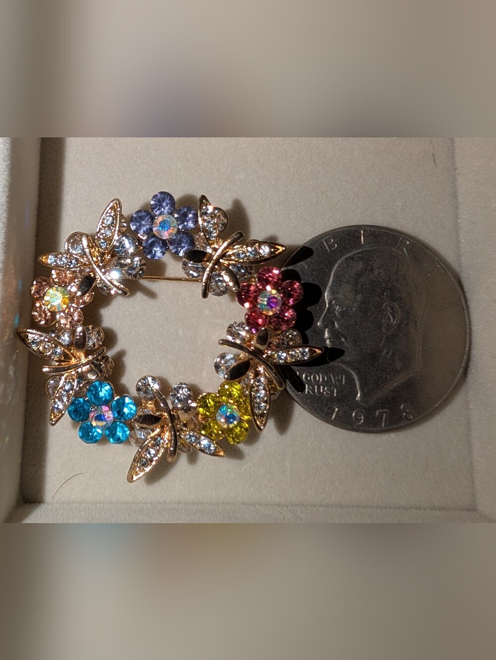 🆕Multicolor Crystal Floral Wreath Brooch - Gold Tone